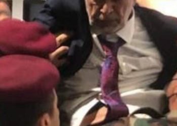 اثار دماء تظهر على قميص رئيس السن