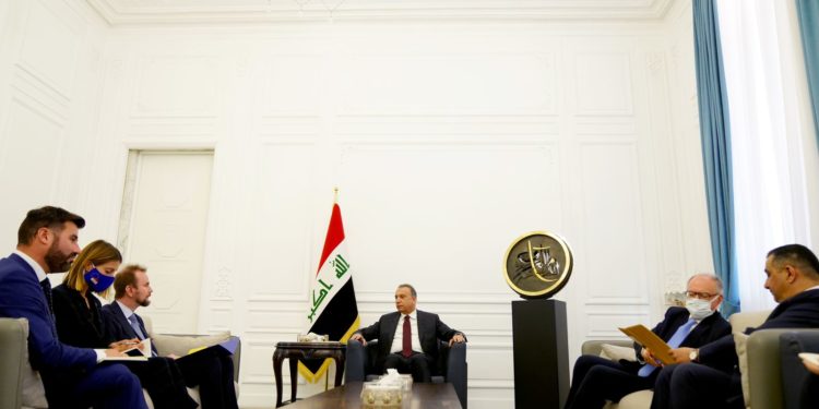 الكاظمي يستقبل سفير الاتحاد الأوروبي لدى العراق