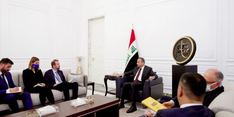 الكاظمي يستقبل سفير الاتحاد الأوروبي لدى العراق