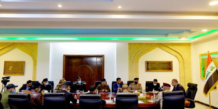 الكاظمي يجتمع بقادة الأجهزة الأمنية في محافظة النجف الأشرف