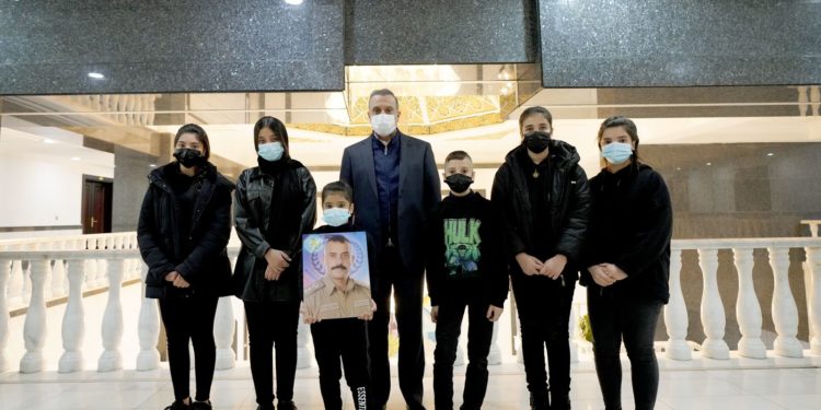 الكاظمي يستقبل عائلة الشهيد البطل ياسر الجوراني + صور