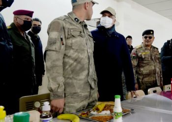 بالصور الكاظمي خلال تناوله طعام الغداء مع ابطال قواتنا الامنية على الحدود العراقية السورية