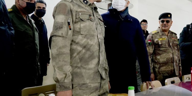 بالصور الكاظمي خلال تناوله طعام الغداء مع ابطال قواتنا الامنية على الحدود العراقية السورية