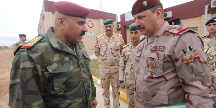 نائب قائد العمليات المشتركة برفقته عدد من الضباط يجري جولة ميدانية في (قاعدة بلد) + صور