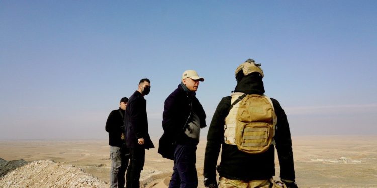 الكاظمي يتفقّد القطعات العسكرية على الشريط الحدودي العراقي السوري+ صور