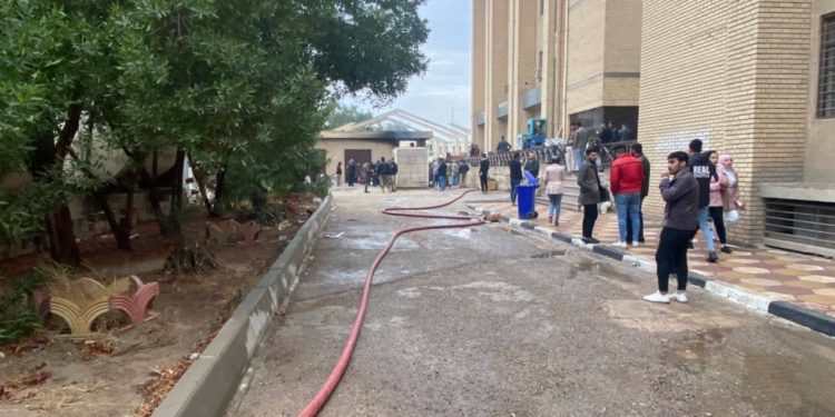 اخماد حريق داخل كلية (الهندسة/ المستنصرية) في بغداد