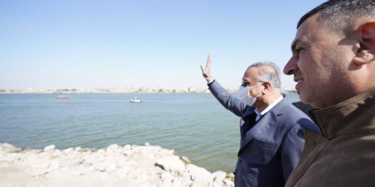 الكاظمي يلتقي العاملين بكورنيش شط العرب ويتفقد (المشاريع المنفذة هناك)