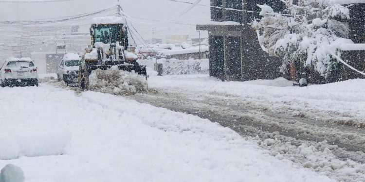 الشفلات تستنفر لفتح الطرق من الثلوج في كردستان + صور