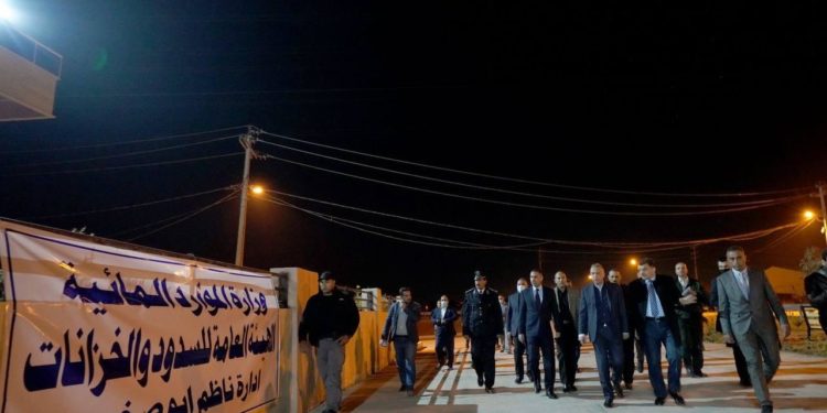 الكاظمي يزور مشروع (ناظم أبو صخير) في النجف + صور