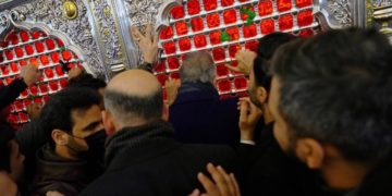 الكاظمي يزور (مرقد الإمام علي) و يلتقي عدد من المواطنين في النجف
