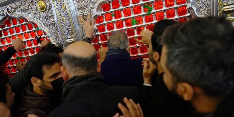 الكاظمي يزور (مرقد الإمام علي) و يلتقي عدد من المواطنين في النجف