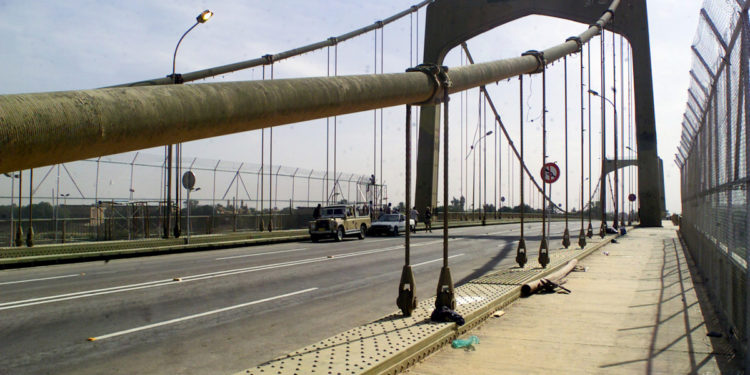 غلق الجسر المعلّق وسط بغداد بعد ساعات من فتحه