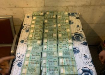 القبض على لبنـــــاني (يخبأ مبالغ كبيرة مع علب حلويات) في مطار النجف