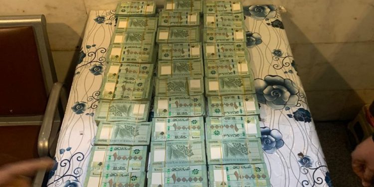 القبض على لبنـــــاني (يخبأ مبالغ كبيرة مع علب حلويات) في مطار النجف