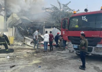 الدفاع المدني تكافح حريق اندلع داخل مخزن للأدوية في الحارثية