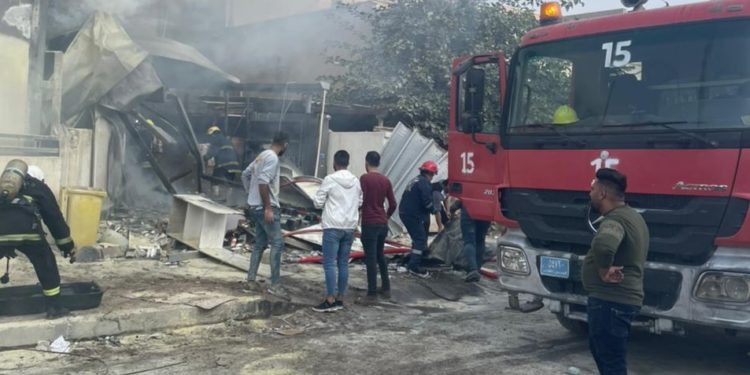 الدفاع المدني تكافح حريق اندلع داخل مخزن للأدوية في الحارثية