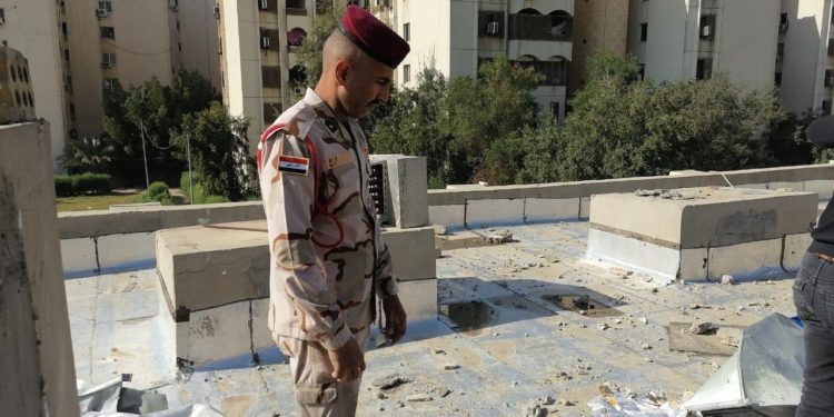 قوة عسكرية ترمم مدرسة داخل المنطقة الخضراء (سقط عليها صاروخ قبل أيام)