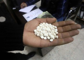 اعتقال شخصين في الأنبار أحدهما بحوزته 10 آلاف حبة مخدرة والآخر يتعاطى “الكريستال”