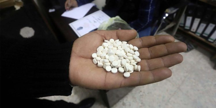 اعتقال شخصين في الأنبار أحدهما بحوزته 10 آلاف حبة مخدرة والآخر يتعاطى “الكريستال”