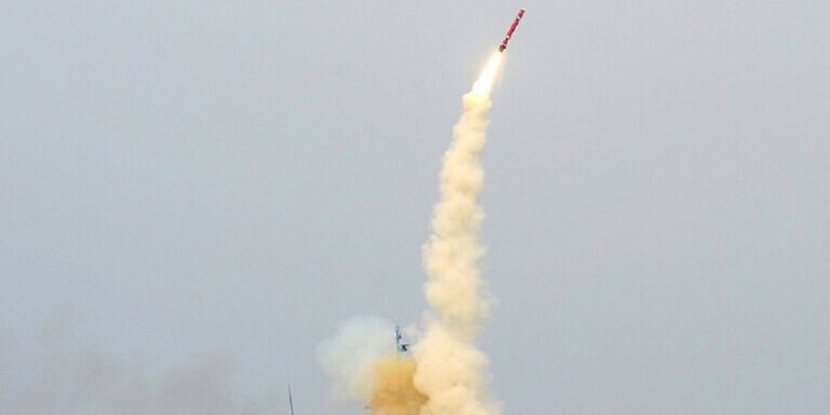 كوريا الشمالية تطلق صاروخا أسرع من الصوت بـ 16 مرة