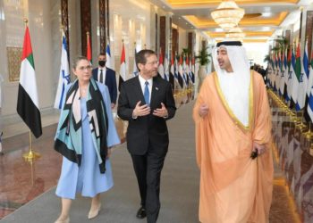 الرئيس الإسرائيلي برفقة زوجته  يصل الإمارات في أول زيارة رسمية