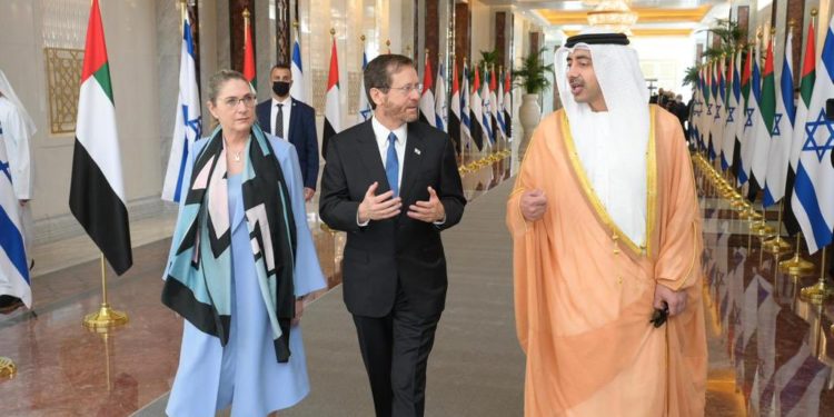 الرئيس الإسرائيلي برفقة زوجته  يصل الإمارات في أول زيارة رسمية