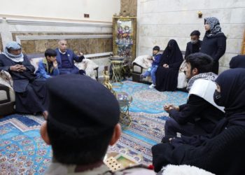 الكاظمي يزور عائلة الشهيد البطل القاضي أحمد فيصل في محافظة ميسان