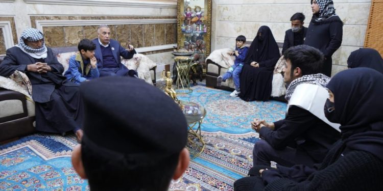 الكاظمي يزور عائلة الشهيد البطل القاضي أحمد فيصل في محافظة ميسان
