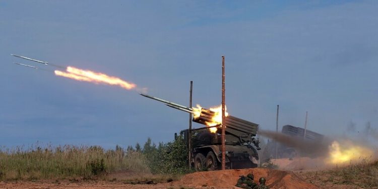 تدريبات عسكرية أوكرانية “قرب حدود القرم” باستخدام راجمات الصواريخ
