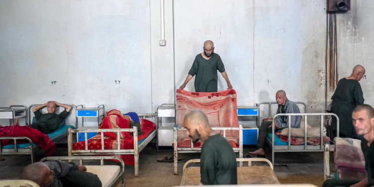  مدمنون يقتلون رجلا ويأكلون أحشائه بسبب الجوع داخل مستشفى أفغاني + صور