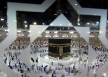 توزيع نحو 1000 هدية على الزوار والمعتمرين في الحرم المكي