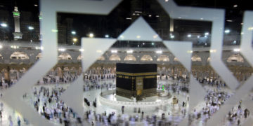 توزيع نحو 1000 هدية على الزوار والمعتمرين في الحرم المكي