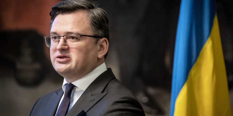 وزير الخارجية الأوكراني .. موضوع تعزيز قواتنا المسلحة سيناقش أثناء “زيارة ماكرون إلى كييف”