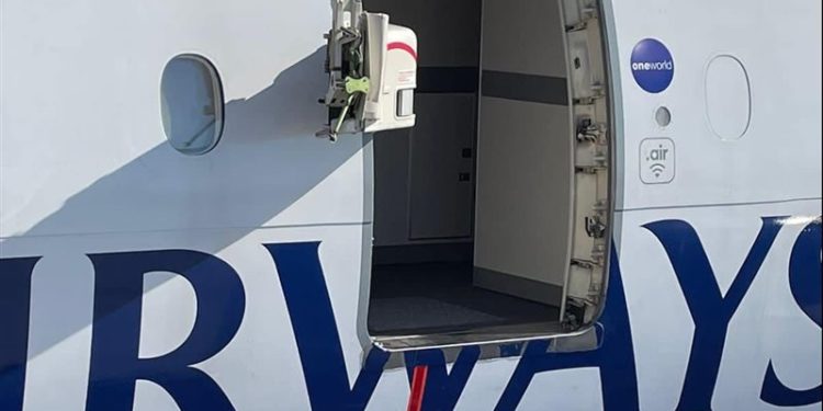 انفصال باب طائرة تابعة للخطوط الجوية البريطانية خلال إقلاعها بمطار دولي