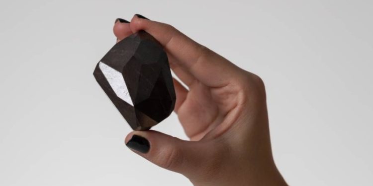 سباق للفوز بالقطعة السوداء الأغلى “الماسة اللغز”