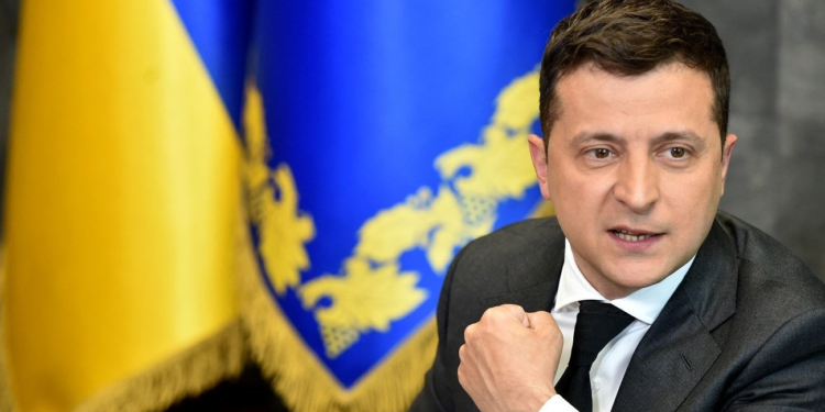 الرئيس الأوكراني يدعو مواطنيه للبقاء في منازلهم وعدم ترك البلاد