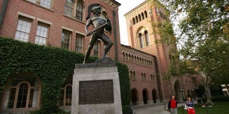 جامعة كاليفورنيا تدفع تعويضات بمئات الملايين إلى ضحايا طبيب نسائي متهم بــ(انتهاكات جنسية)