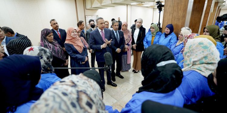 الكاظمي في يوم المرأة العالمي ..  كلّ واحدة منكن حملت العراق في قلبها