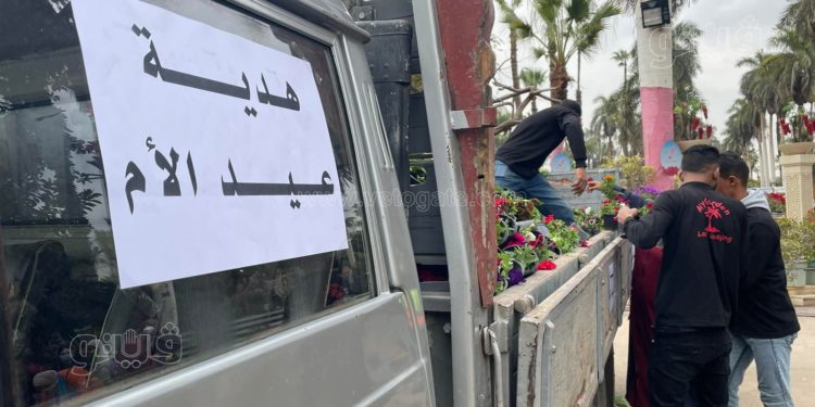 عمال معرض زهور في مصر يوزعون الورد على الأمهات