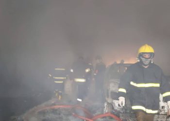 صور من حريق الكرادة.. إنقاذ خمسة عاملين