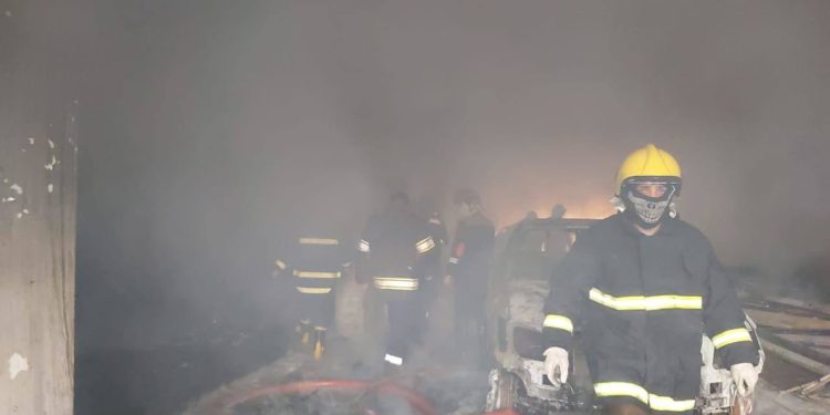صور من حريق الكرادة.. إنقاذ خمسة عاملين
