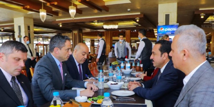 القنصل الأمريكي يوجه رسالة من داخل مطعم بأربيل