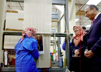 الكاظمي يلتقي العاملات في معمل السجاد اليدوي بمناسبة يوم المرأة العالمي