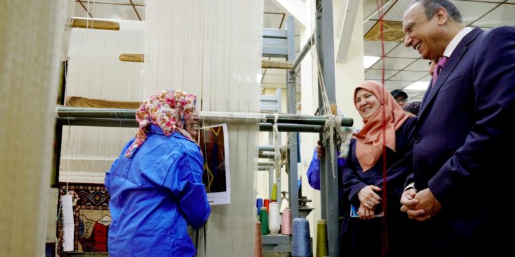 الكاظمي يلتقي العاملات في معمل السجاد اليدوي بمناسبة يوم المرأة العالمي