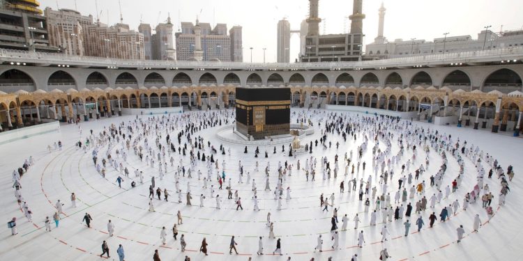 الاعتكاف يعود للحرمين بعد منعه عامين بسبب كورونا