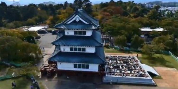 اليابان تنقل قلعة تاريخية ضخمة وتعيدها مرة أخرى بوزن 400 طن