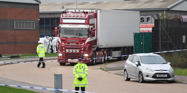 لصوص بأمريكا يسرقون (رؤوساً بشرية) من شاحنة في حادث غريب