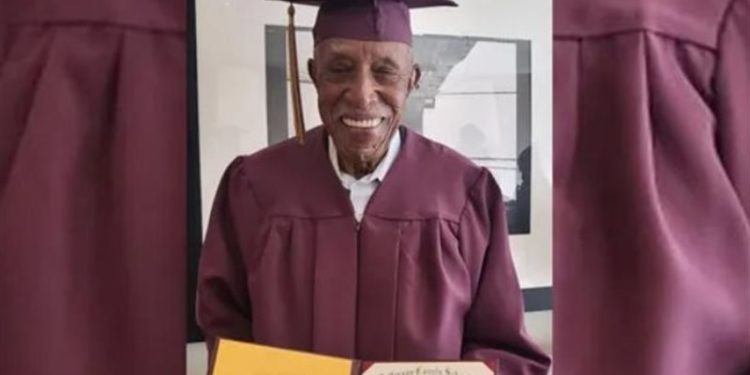 مسن يحقق حلم الثانوية العامة