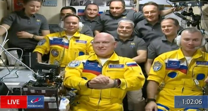 رواد أميركيون يستقبلون زملاءهم الروس بهتافات , (توتر على الأرض وعناق في الفضاء)