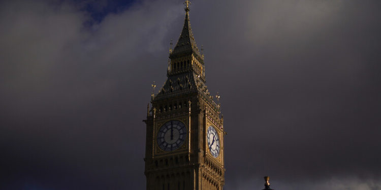 بريطانيا تفرض عقوبات على 65 فردا وكيانا في روسيا